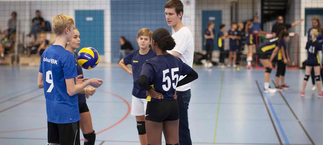 Ungdomar spelar volleyboll