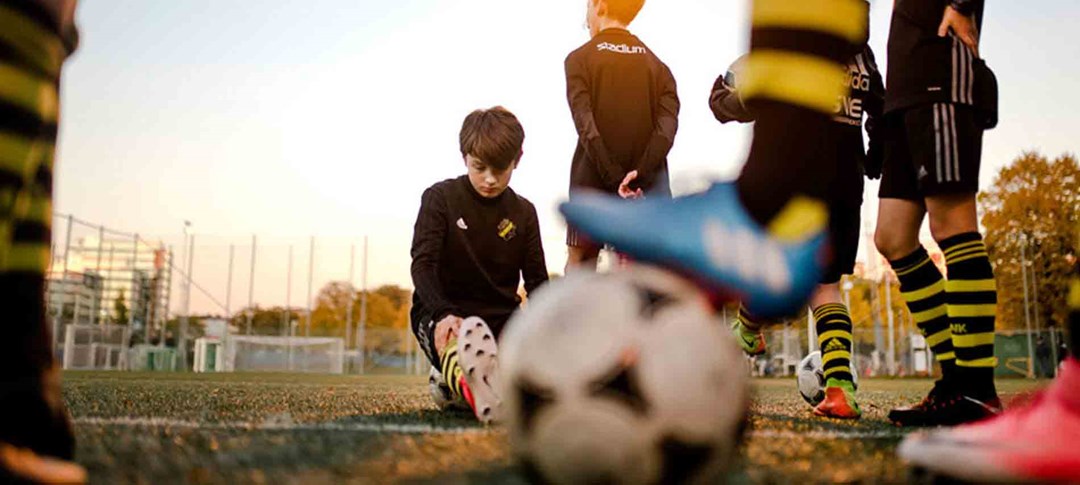 Ungdomar spelar fotboll