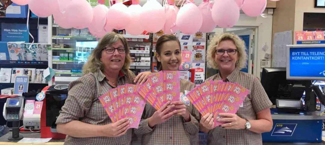 Kollegorna på ICA Maxi Hyllinge som sålde 900 rosa sverigelotter på fem timmar!