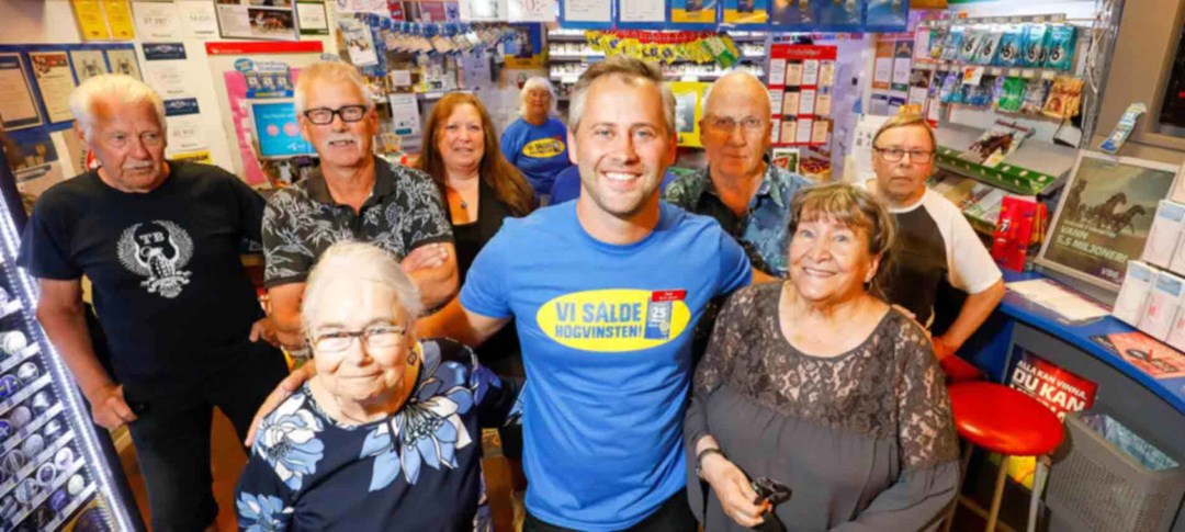 Spelansvarige Ted Brandt (i mitten) tillsammans med deltagarna i butikens senaste skrapkväll.