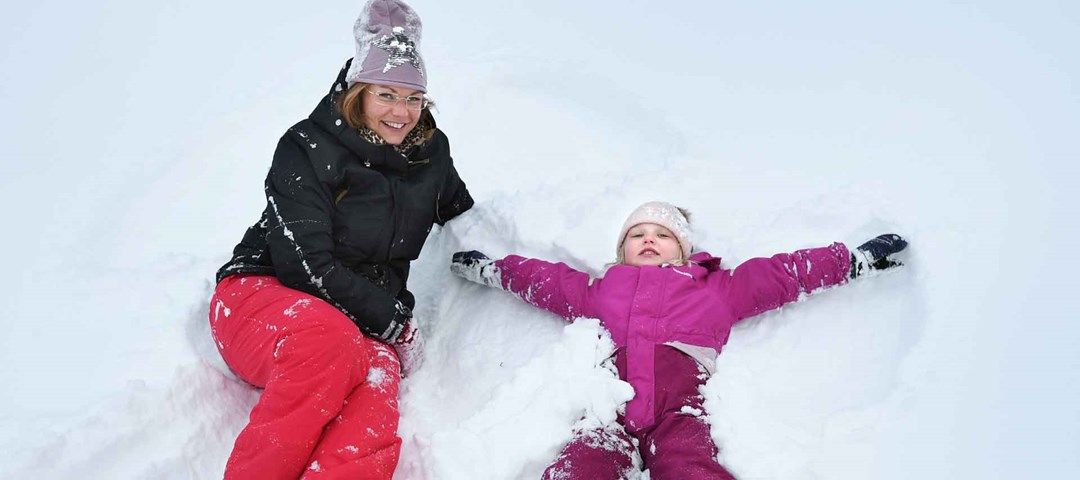 mamma barn snö