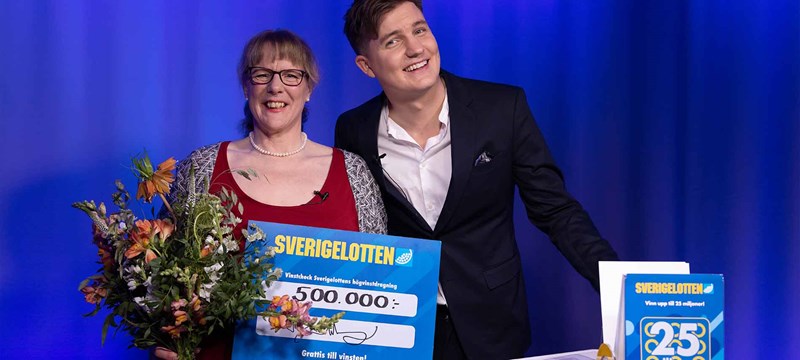 Ragnhild vinner en halv miljon på Sverigelotten. Progamledare Daniel Norberg.
